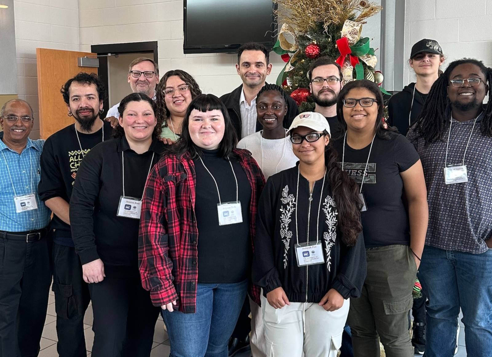 Gorup of people standing for a picture