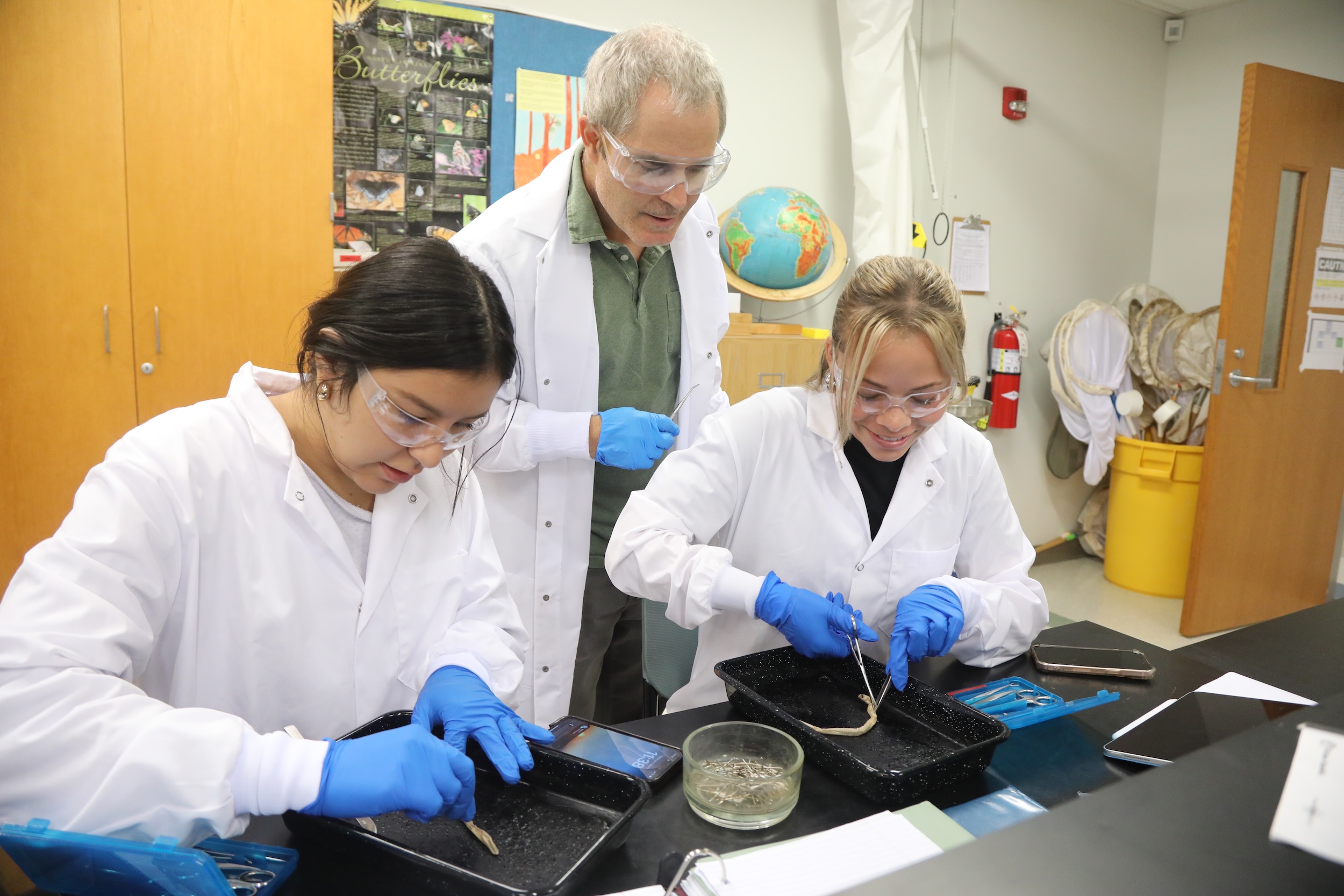 Leah Paul (right) conducts research in Dr. John Roe zoology lab
