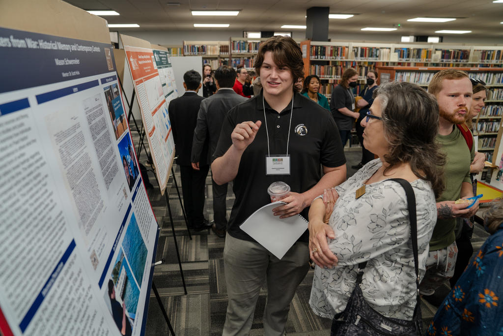 Mason Schwenneker discusses his independent research with Professor Mary Ann Jacobs.