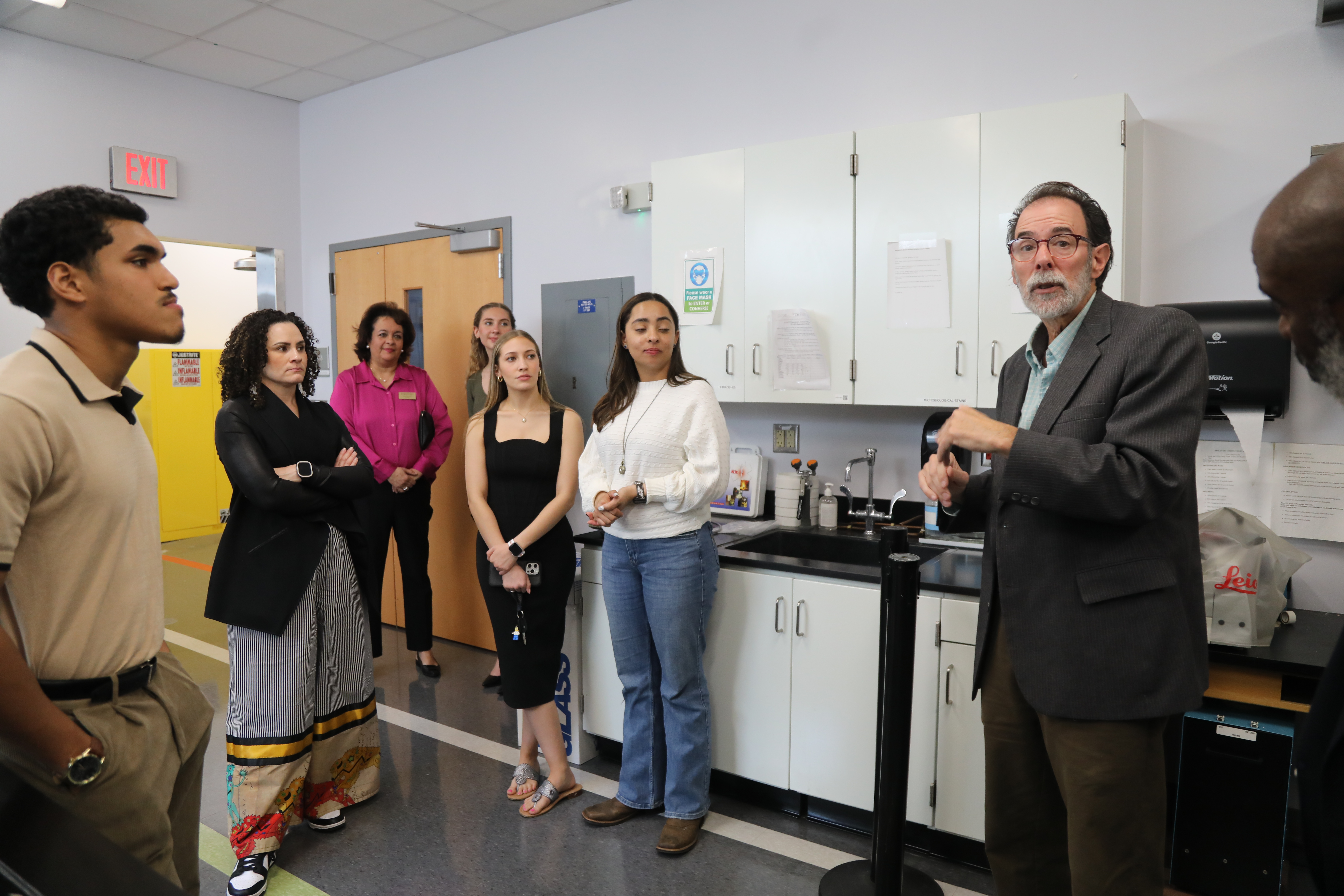 Wake Forest School of Medicine faculty tour Dr. Ben Bahr’s&nbsp;Alzheimer's Disease Research Lab