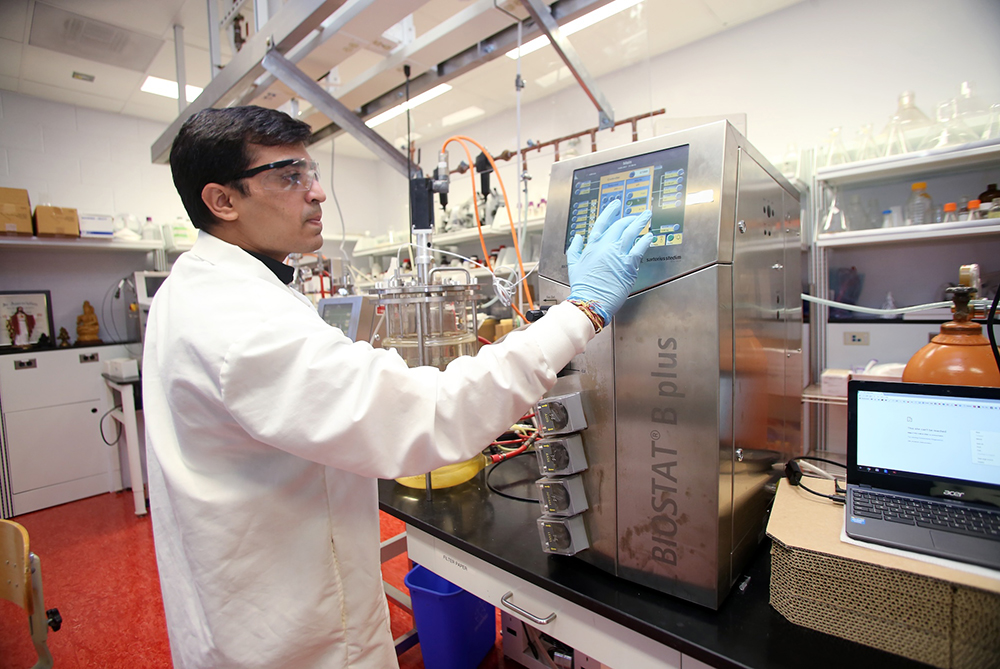 UNCP student in the Biotech center